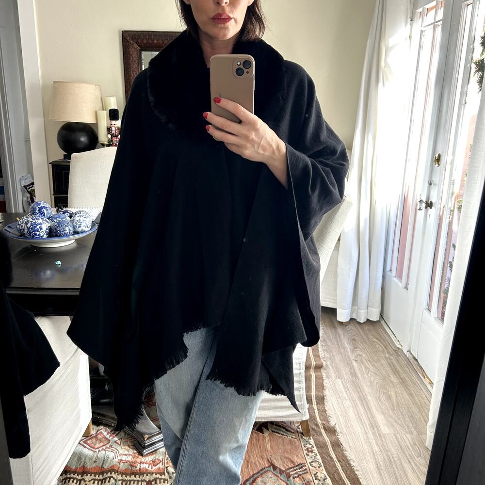 Liz Claiborne black cape with faux fur trim collar glam elegant style